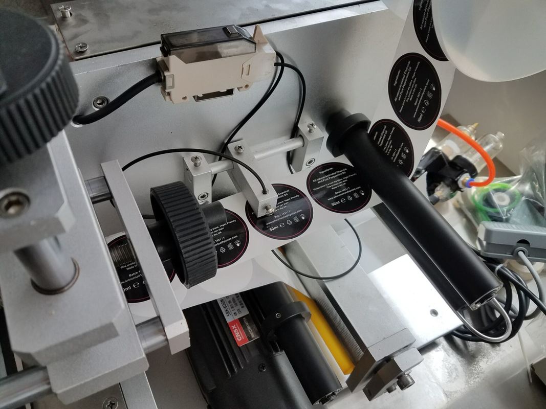 Máy dán nhãn decal mặt trên có độ chính xác cao cho bề mặt phẳng, chai vuông, Giá xuất xưởng