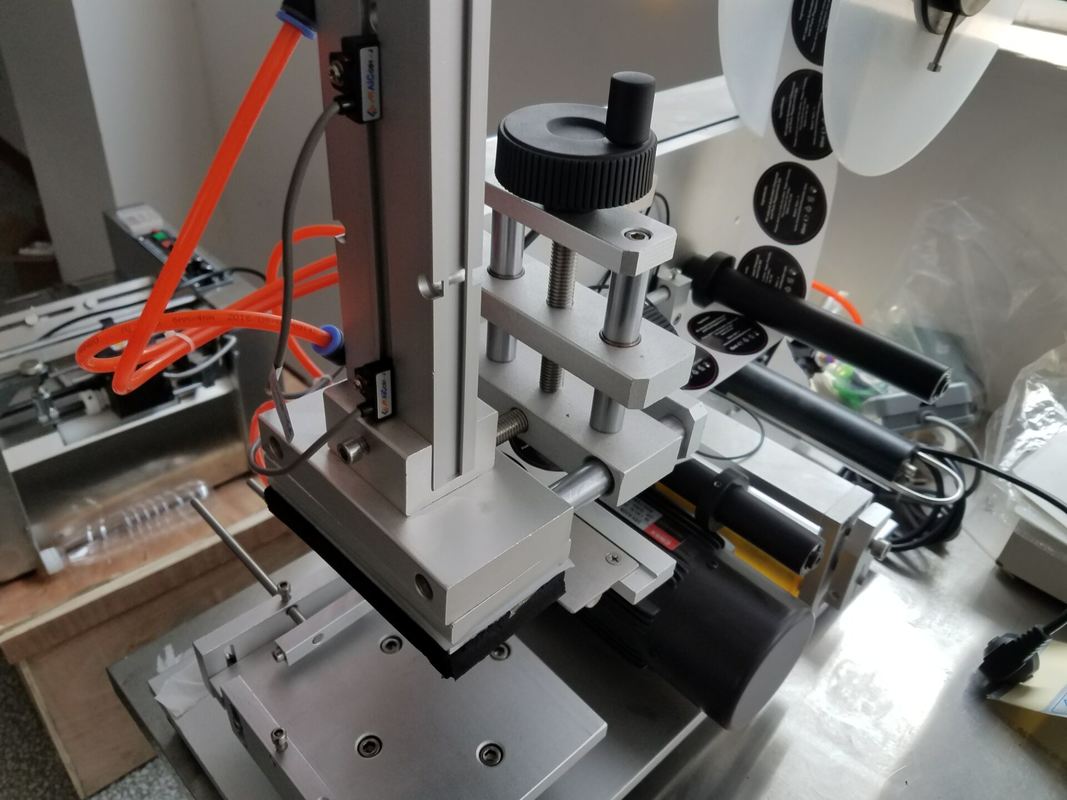 Máy dán nhãn decal mặt trên có độ chính xác cao cho bề mặt phẳng, chai vuông, Giá xuất xưởng